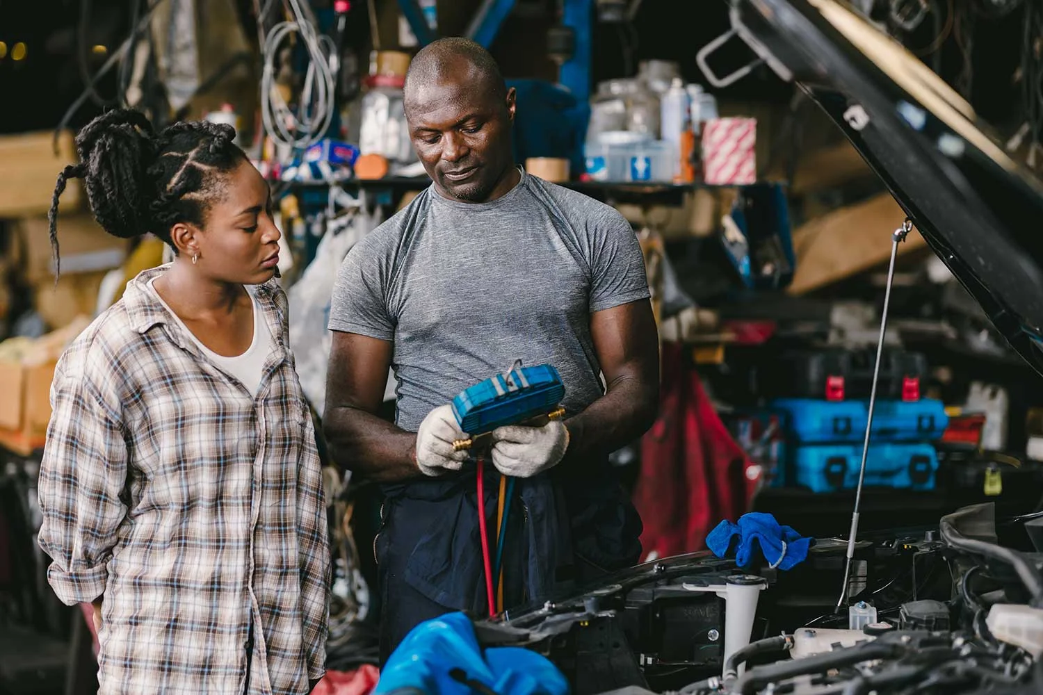 worker-cleaning-automobile-air-conditioner-vent-gr